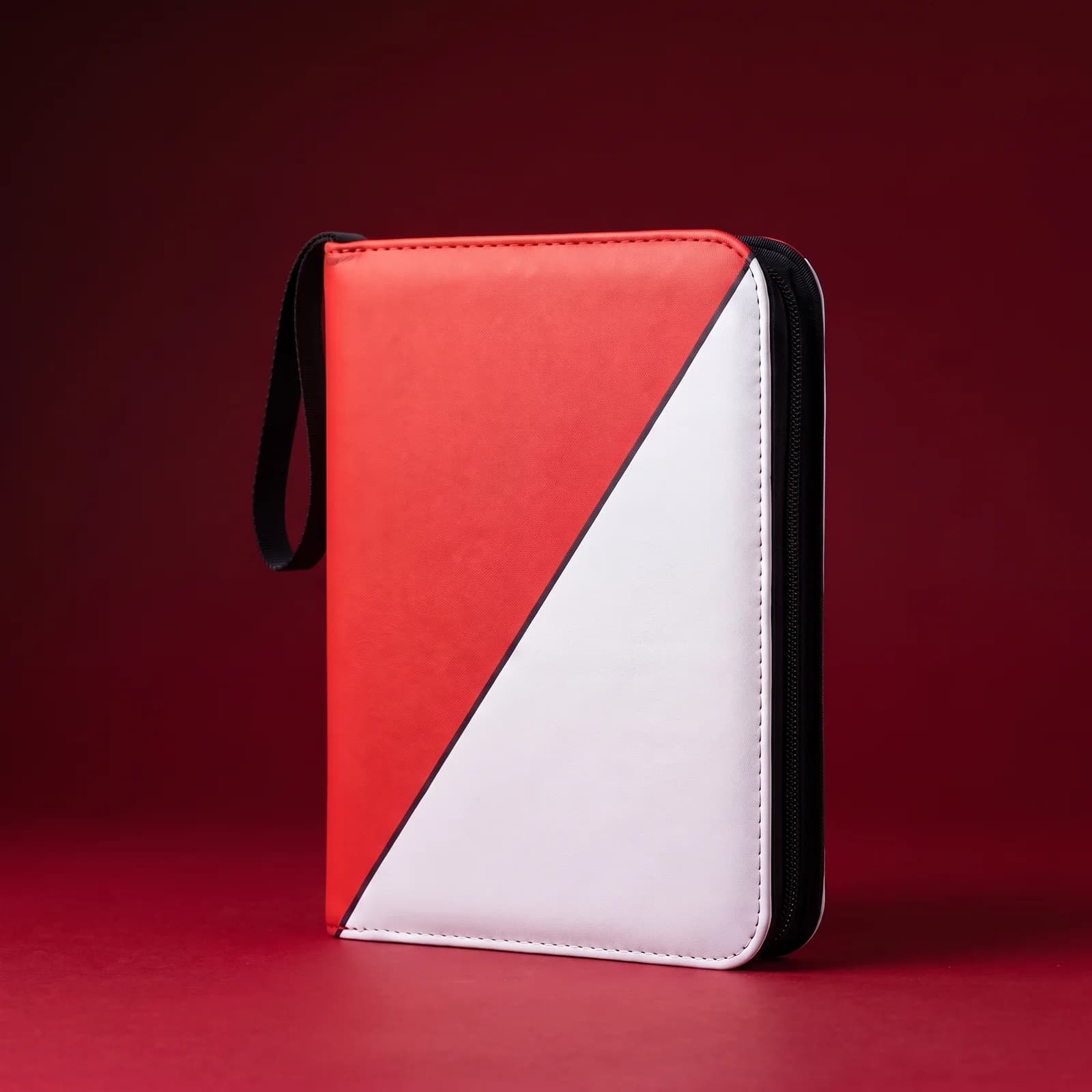 Kart kolleksiyası üçün binder — qırmızı/ağ, studiya məhsul fotosu, qırmızı fon